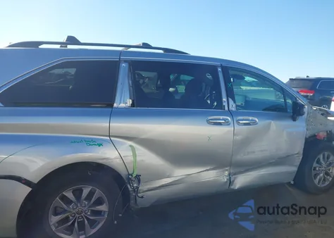 2021 Toyota Sienna Xle z USA, uszkodzony, nr VIN 5TDJSKFC5MS009341